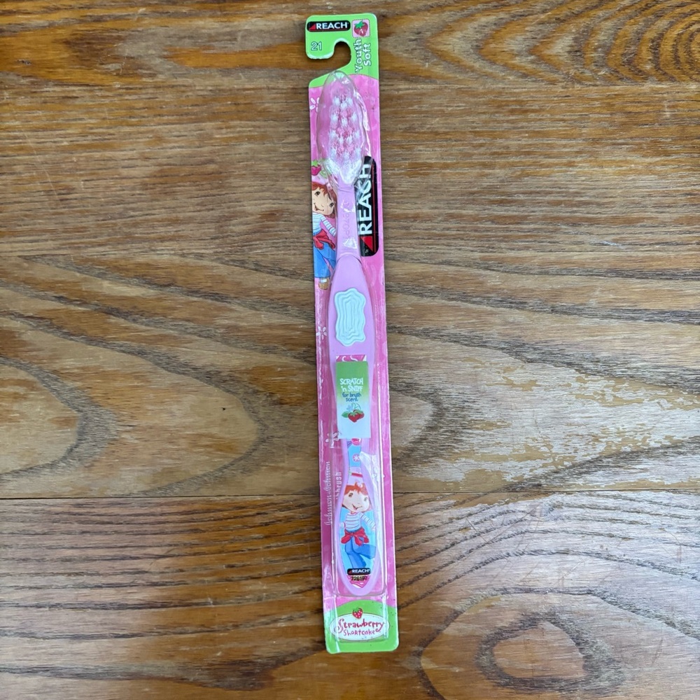 Strawberry ShortCake Youth Toothbrush Scratch And Sniff Soft  2005 NEW